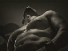 Hombre desnudo que aumentó el gel del pene