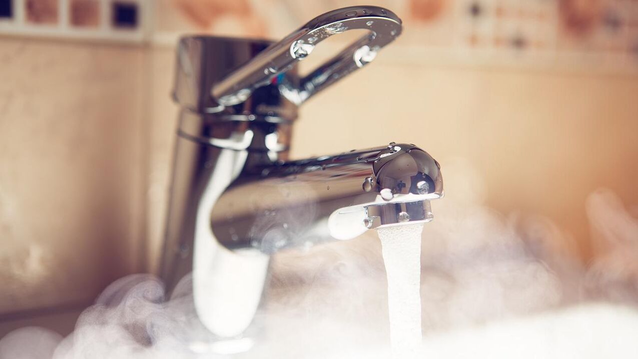 Grifo de agua caliente para vaporizar el pene con refresco antes del agrandamiento.