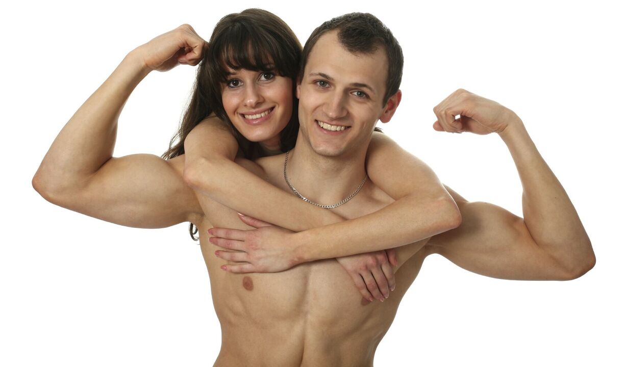 Mujer con un hombre con agrandamiento del pene.