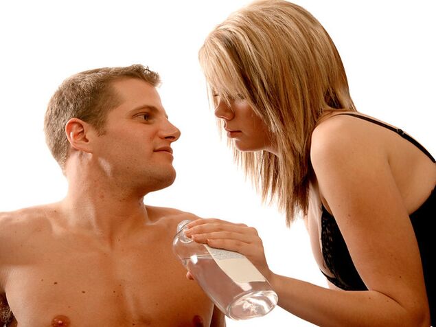 Durante el ejercicio, debes utilizar aceite de masaje para agrandar tu pene.