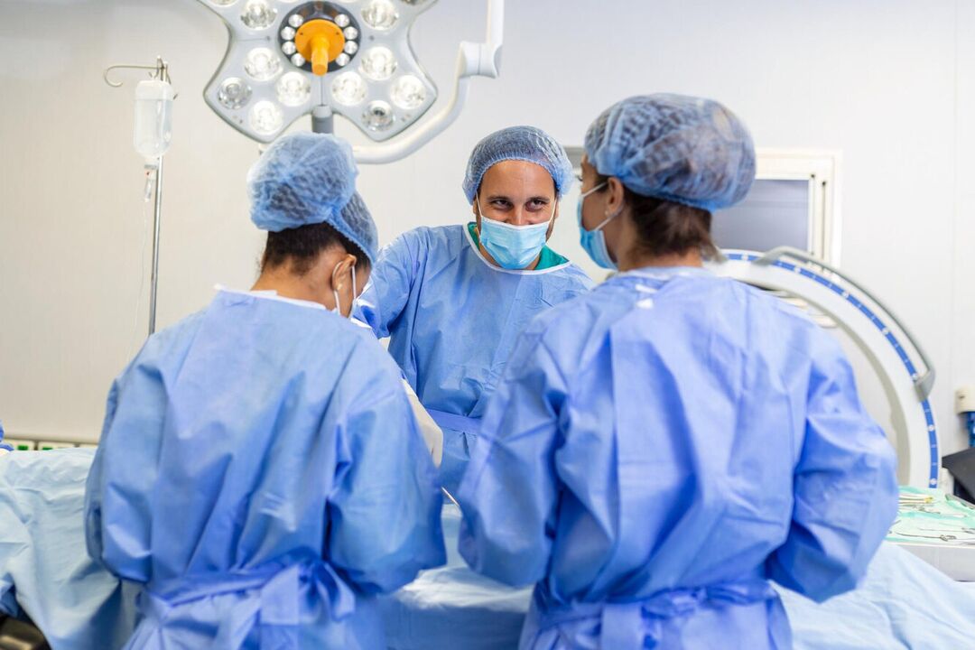 Cirujanos plásticos realizan una cirugía para agrandar el pene de un hombre